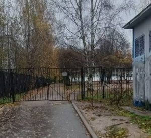 В одной из школ Смоленска зачем-то закрыли ворота